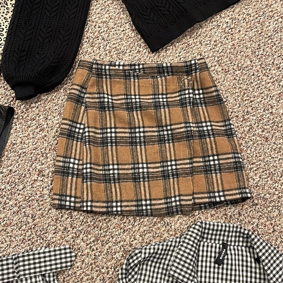 BUNDLE 2 Skirts, 2 sweaters, 1 sparkle top and cropped jacket - Picture 7 of 7